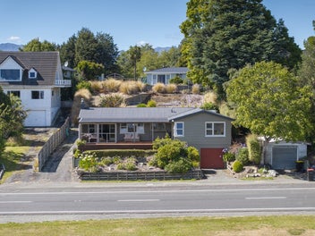 Lakefront Living in Manapouri