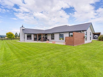 The complete package: home, shed and location