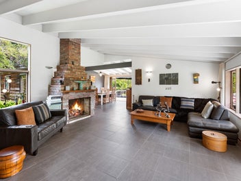 WHEN LOCATION COUNTS & LIFESTYLE IS EVERYTHING!!