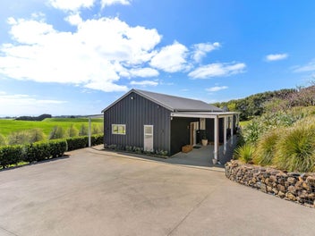 Exclusive Karaka Lifestyle – Owners Ready to Move!