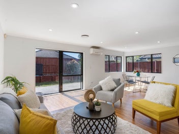 Comfortable Family Living - Walk to Mall & Bot...