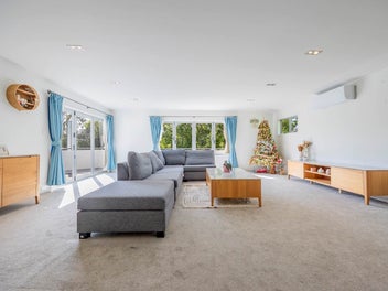 Dual Living Delight on 925m² Freehold Site