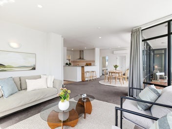 SUN-DRENCHED CBD SINGLE LEVEL PENTHOUSE LIVING!