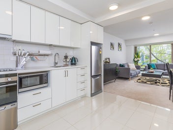 Spacious 2-Bed, 2-Bath Gem Close to Sky Tower