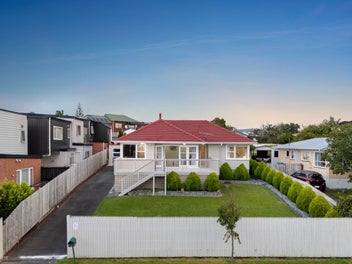 Owners heading overseas, must be sold