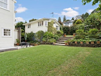 Epsom DGZ Villa on 900sqm with Income