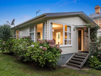 Epsom DGZ Villa on 900sqm with Income