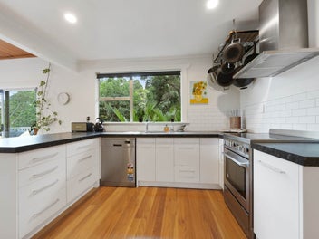 Secluded Charm with Bonus Studio