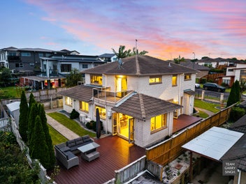 Luxury Living in The Gardens!