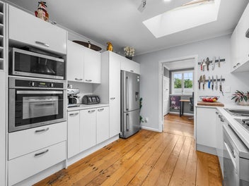 CHARMING COASTAL COTTAGE