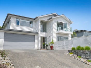 Outstanding family home and entertainer!