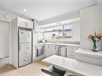 Sunny Living in the Heart of Somerfield!