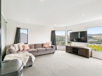 Ideal Family Living or Set-and-Forget Investment!