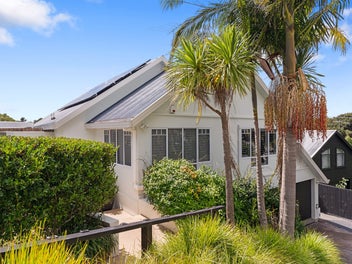 COMMANDING POSITION. UNRIVALLED LIFESTYLE.