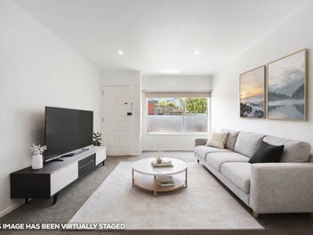 SPACIOUS, SINGLE-LEVEL & SUPREMELY HANDY