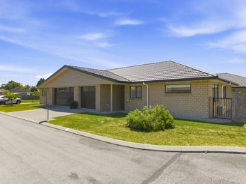 Modern Stylish Villa - Central Otaki Location