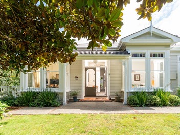 A LANDMARK FAMILY RESIDENCE IN KHANDALLAH!