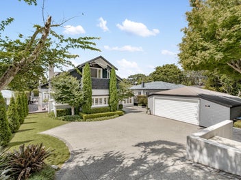 Family splendour by Cornwall Park