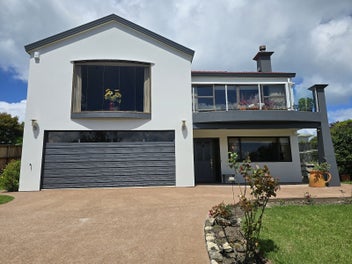 BELOW CV! NEWLY PAINTED HUGE HOME 290m2 ON 812m2!