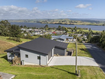 Modern comfort above Lake Waihola