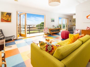 MID-CENTURY MAGIC BY THE SEA