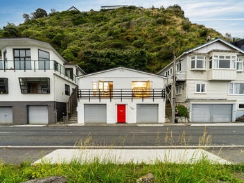 MID-CENTURY MAGIC BY THE SEA