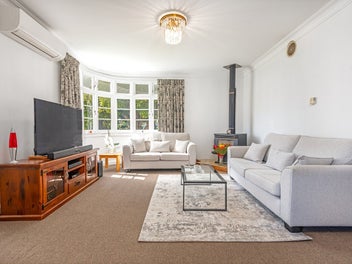 CHARMING Art Deco Home with XXL GARAGE!!