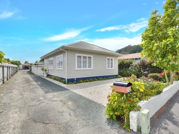 Timeless 1950s Charm, Fully Renovated in The Wood