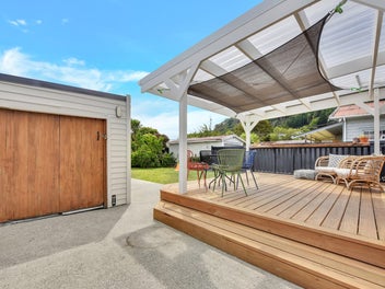 Timeless 1950s Charm, Fully Renovated in The Wood