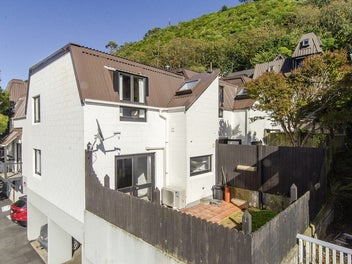 AWARD WINNING THORNDON TOWNHOUSE