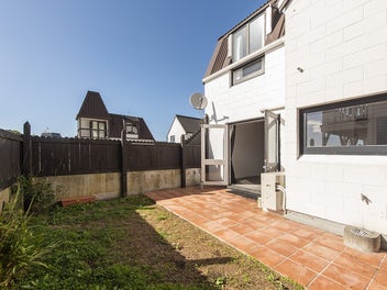 AWARD WINNING THORNDON TOWNHOUSE