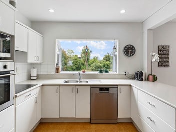 EXPANSIVE FAMILY HOME