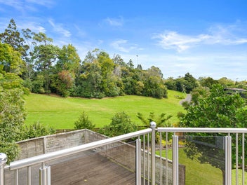 SPACE, SUN & TRANQUIL PARKSIDE LIVING