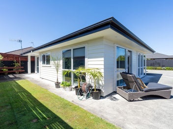 MODERN, SUNNY, LOCATION & EASY CARE