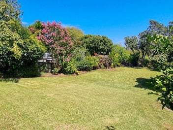 A True Kiwi Classic on 930m² - Two Titles