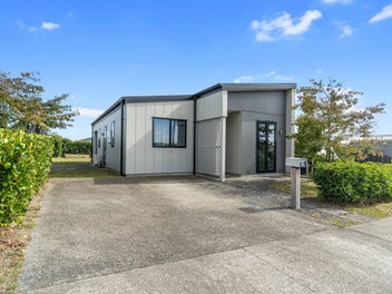 Investor's Dream or Perfect Starter - Lakeside