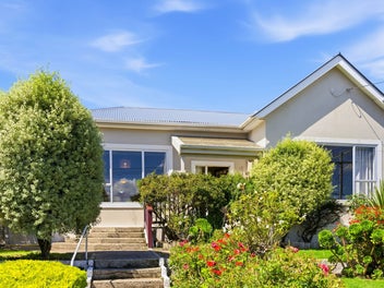 Charming Cottage with Delightful Gardens