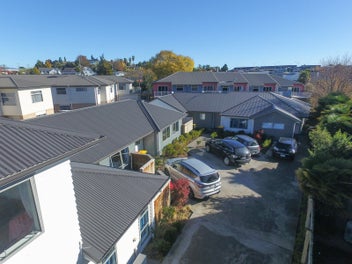 Modern, easy living close to the Hospital and city