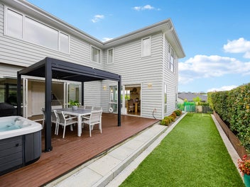 Elevated Entertainer: Sunny & Seamlessly Connected