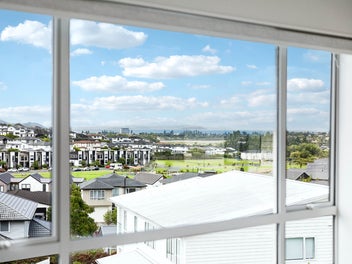 Elevated Entertainer: Sunny & Seamlessly Connected