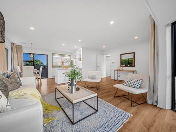 MODERN FREEHOLD & SINGLE LEVEL HOME