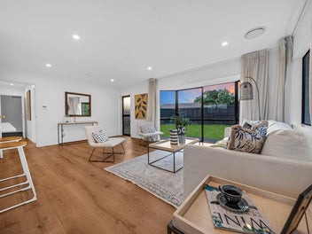 MODERN FREEHOLD & SINGLE LEVEL HOME