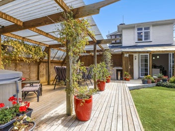 Space, Sun & Versatility – Walk to...