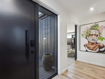 Distinctive ex-show home