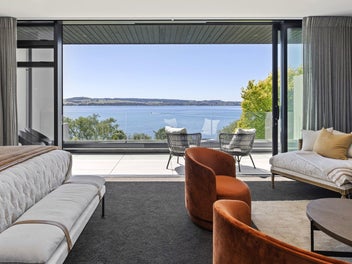 Absolute Lakefront Luxury – Rainbow Point