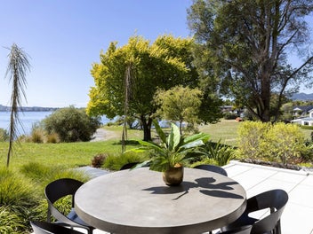 Absolute Lakefront Luxury – Rainbow Point