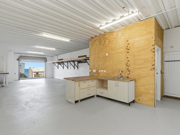 HIGH-STUD WORKSHOP GARAGE IN BLUE-CHIP ISLAND BAY