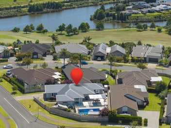 Lakes Luxury - Poolside Living & Family Comfort