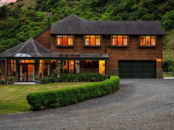 A MASTERPIECE OF PRIVACY, SCALE AND FAMILY COMFORT