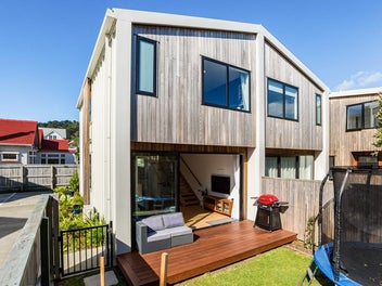 Beachside Bliss, Near-New & Freehold